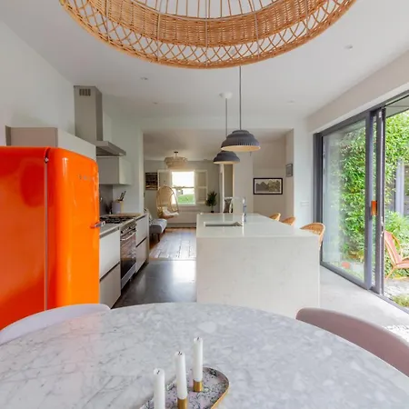 Daire Guestready - Modern In Glenageary Dublin